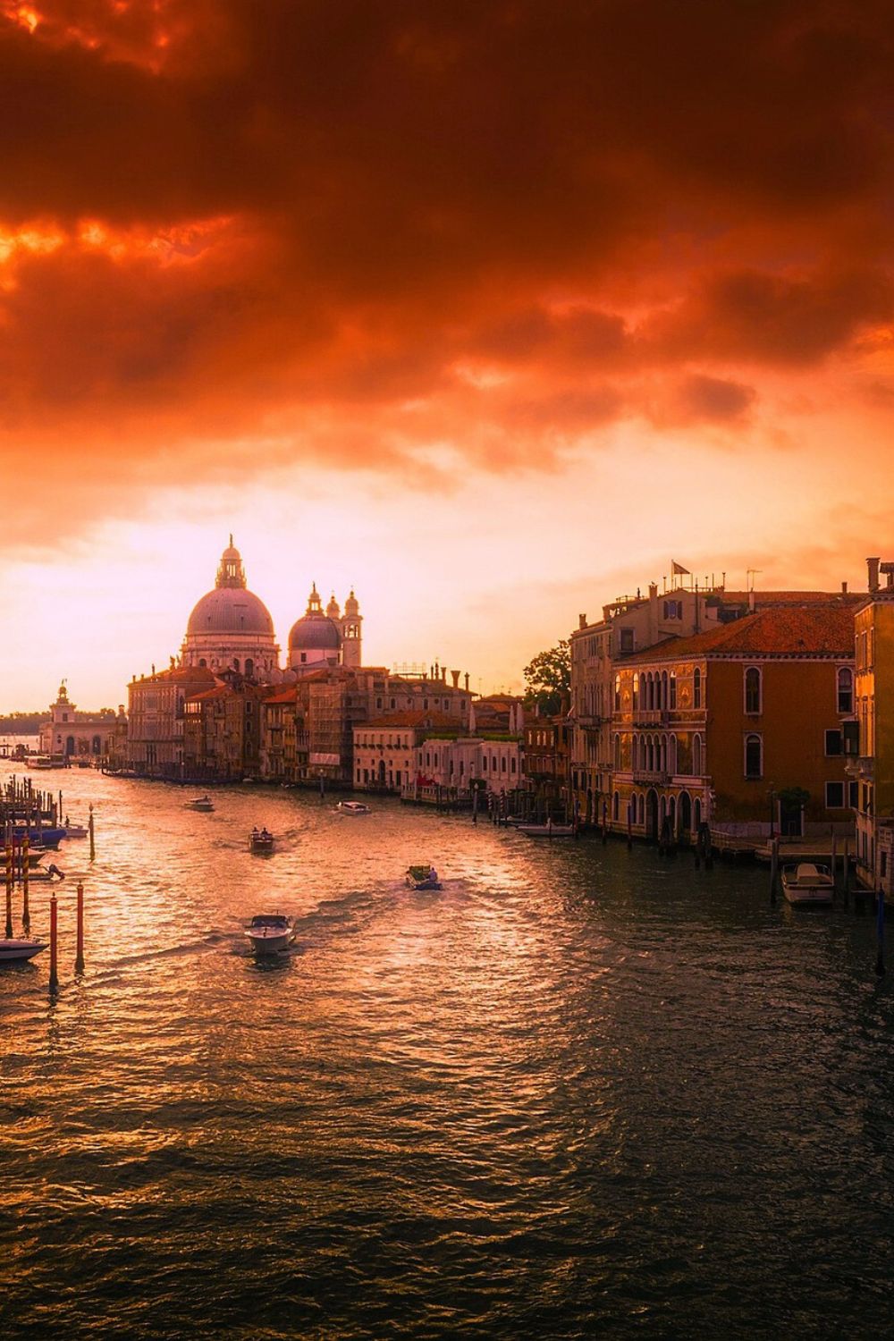Night city Cruises - Explore Cities at Dusk